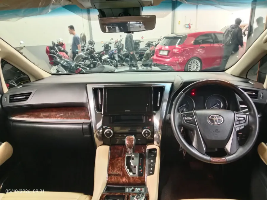 Foto Mobil Bekas Dashboard Toyota Alphard 2.5 G tahun 2023