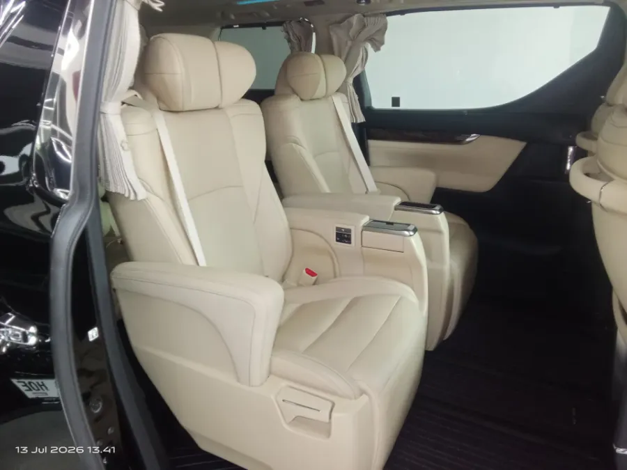 Foto Mobil Bekas Kabin Belakang Toyota Alphard 2.5 G tahun 2023