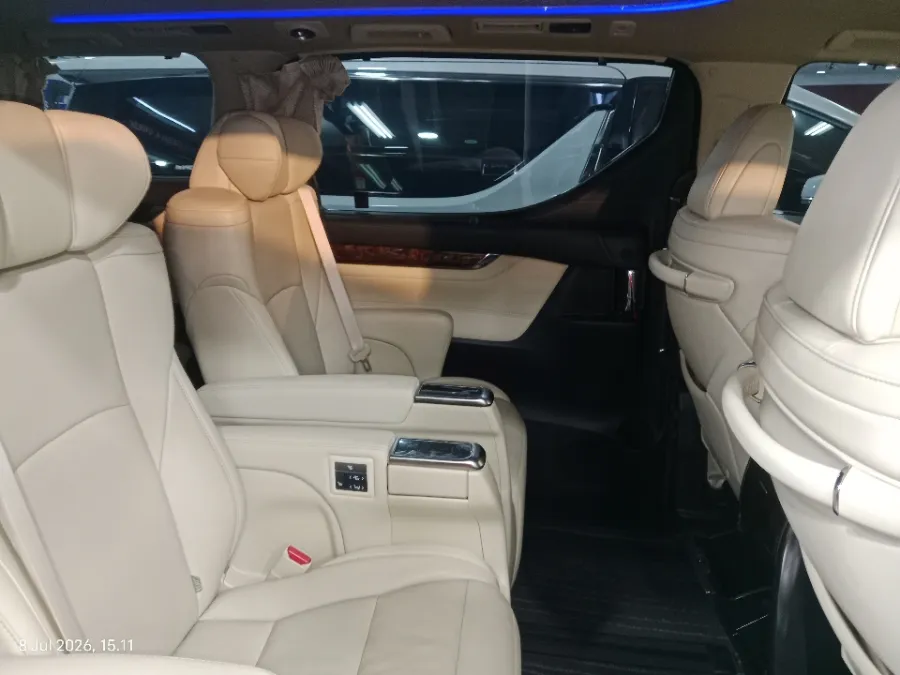 Foto Mobil Bekas Kabin Belakang Toyota Alphard 2.5 G tahun 2023