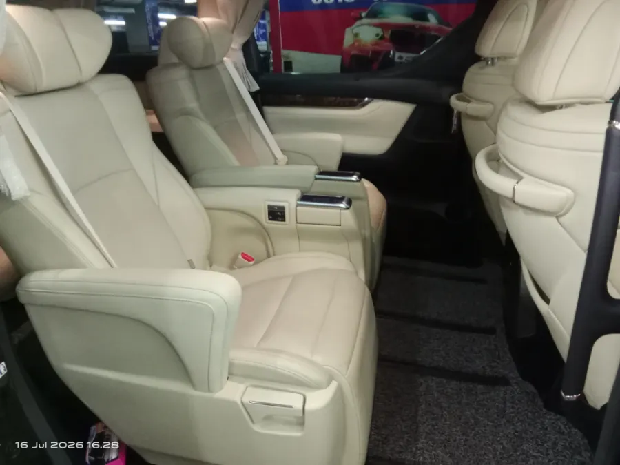 Foto Mobil Bekas Kabin Belakang Toyota Alphard 2.5 G tahun 2023
