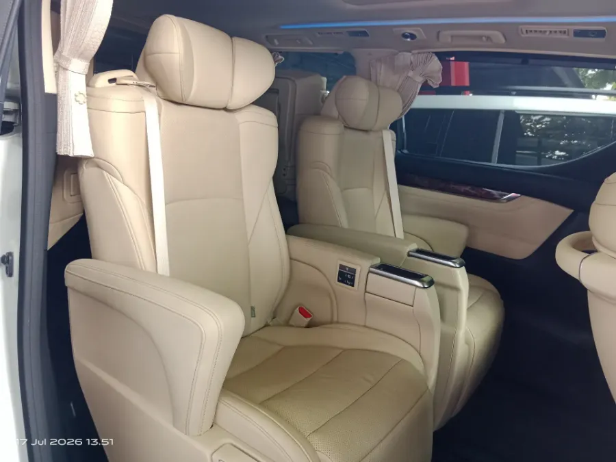 Foto Mobil Bekas Kabin Belakang Toyota Alphard 2.5 G tahun 2023