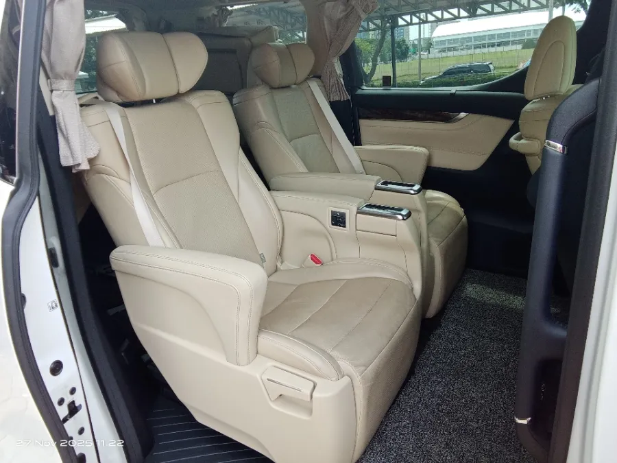 Foto Mobil Bekas Kabin Belakang Toyota Alphard 2.5 G tahun 2023
