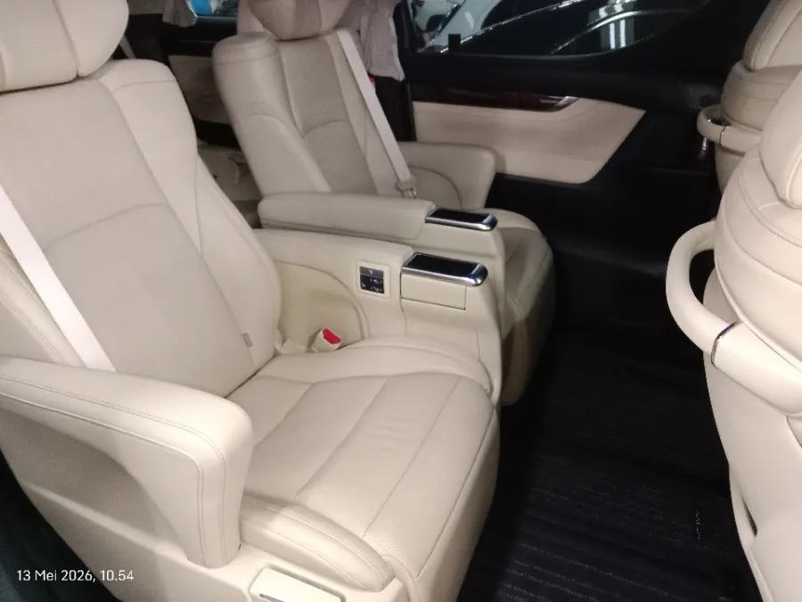 Foto Mobil Bekas Kabin Belakang Toyota Alphard 2.5 G tahun 2023
