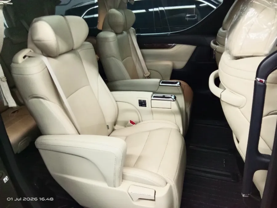 Foto Mobil Bekas Kabin Belakang Toyota Alphard 2.5 G tahun 2023