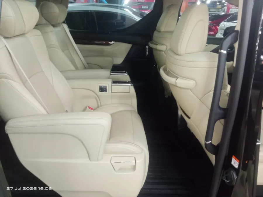 Foto Mobil Bekas Kabin Belakang Toyota Alphard 2.5 G tahun 2023