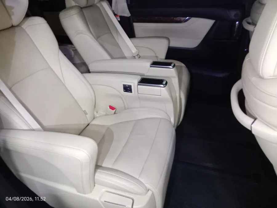 Foto Mobil Bekas Kabin Belakang Toyota Alphard 2.5 G tahun 2023