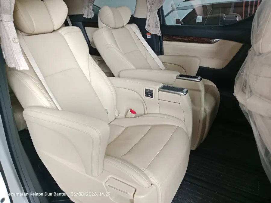 Foto Mobil Bekas Kabin Belakang Toyota Alphard 2.5 G tahun 2023