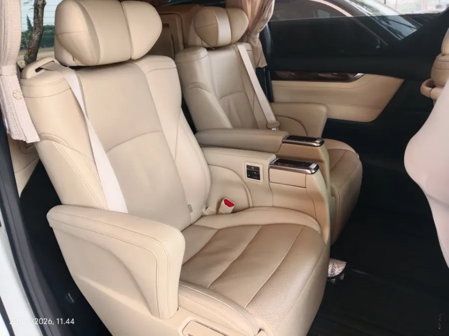 Foto Mobil Bekas Kabin Belakang Toyota Alphard 2.5 G tahun 2023