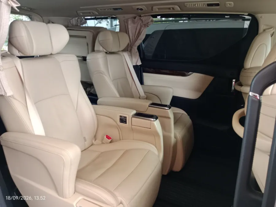 Foto Mobil Bekas Kabin Belakang Toyota Alphard 2.5 G tahun 2023