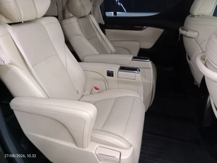 Foto Mobil Bekas Kabin Belakang Toyota Alphard 2.5 G tahun 2023