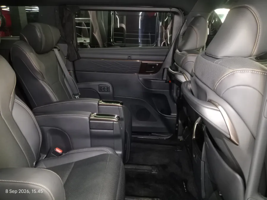 Foto Mobil Bekas Kabin Belakang Toyota Alphard 2.5 G tahun 2023