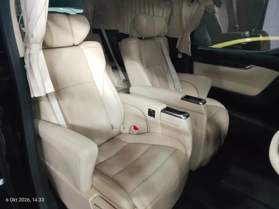 Foto Mobil Bekas Kabin Belakang Toyota Alphard 2.5 G tahun 2023