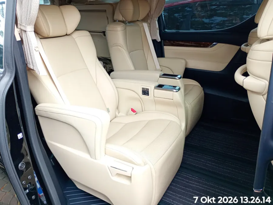 Foto Mobil Bekas Kabin Belakang Toyota Alphard 2.5 G tahun 2023
