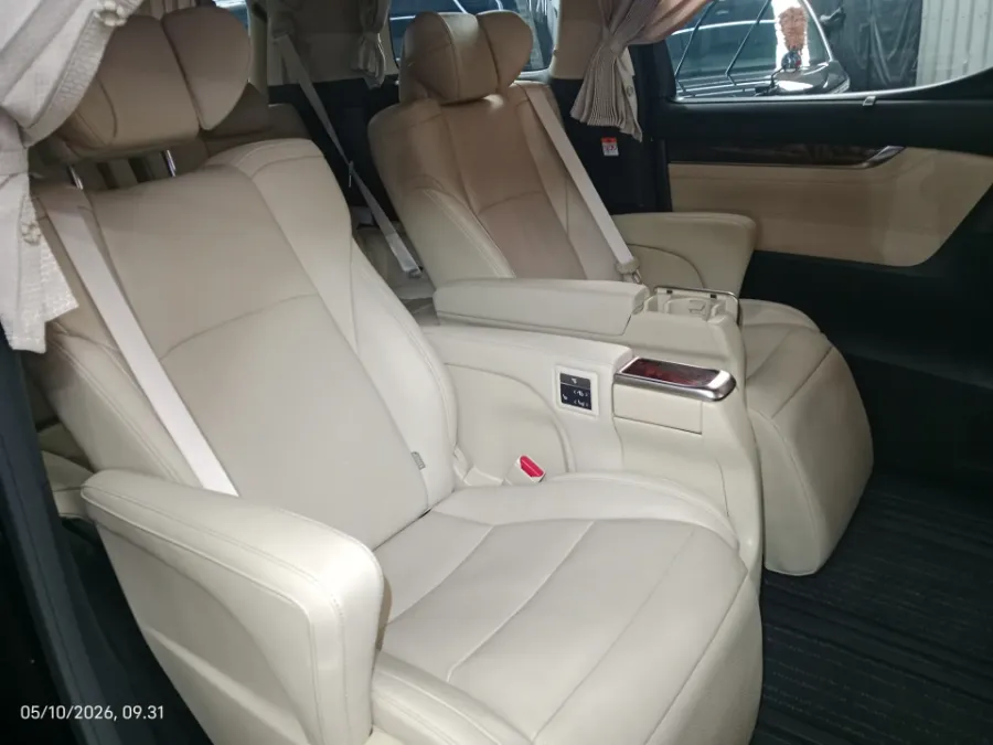 Foto Mobil Bekas Kabin Belakang Toyota Alphard 2.5 G tahun 2023