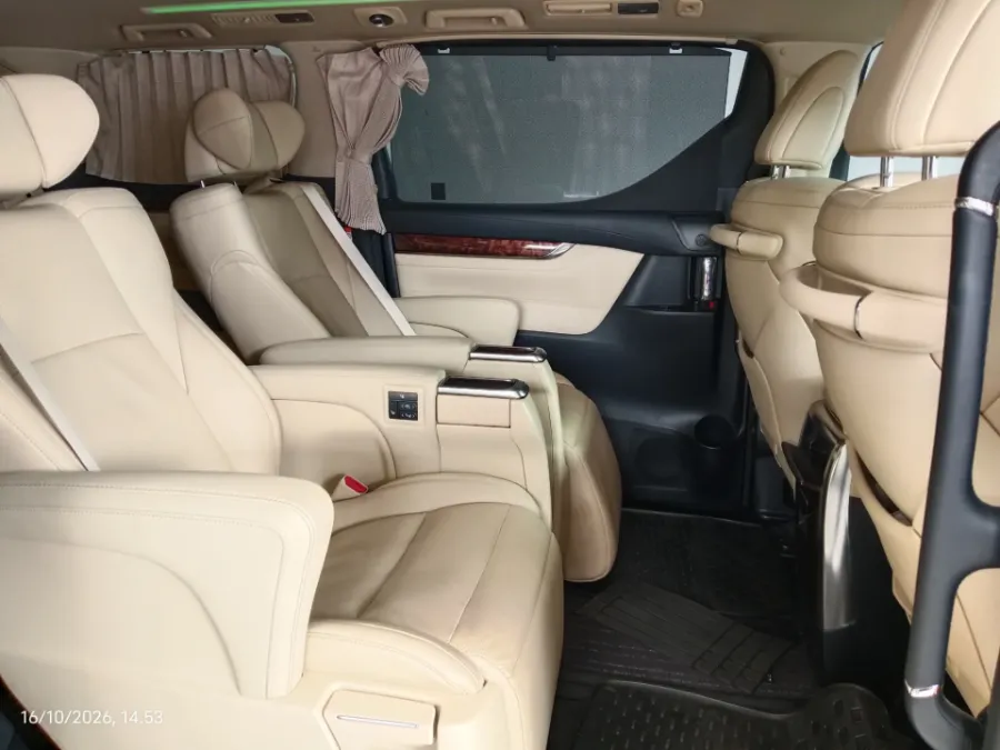 Foto Mobil Bekas Kabin Belakang Toyota Alphard 2.5 G tahun 2023