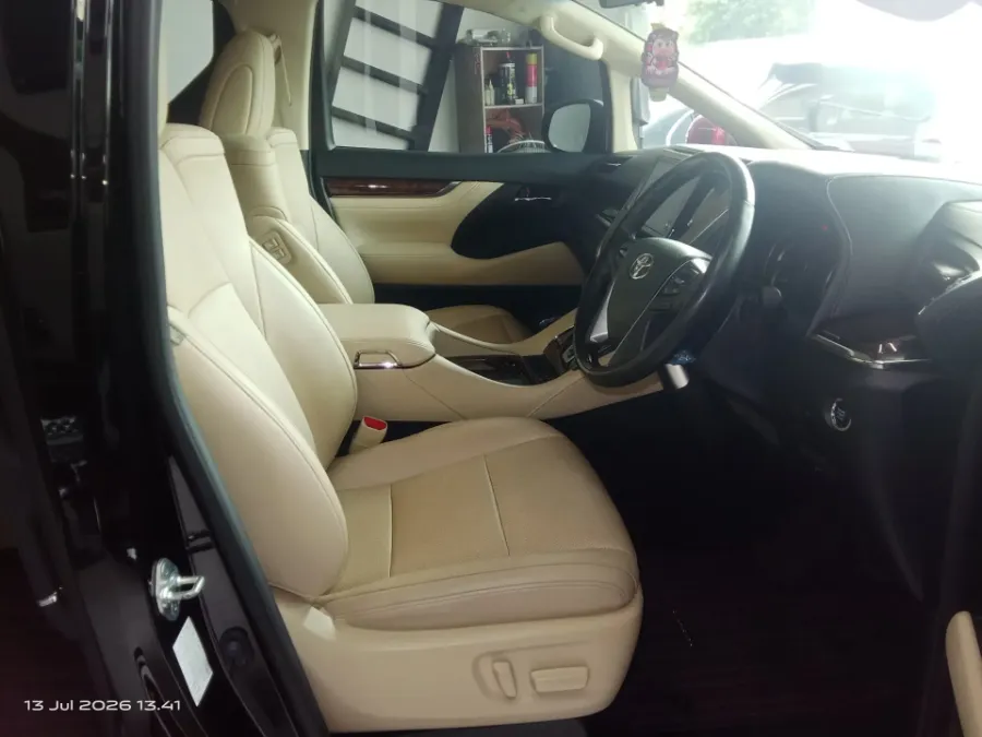 Foto Mobil Bekas Kabin Depan Toyota Alphard 2.5 G tahun 2023