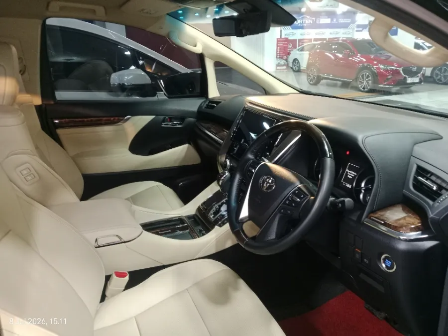 Foto Mobil Bekas Kabin Depan Toyota Alphard 2.5 G tahun 2023