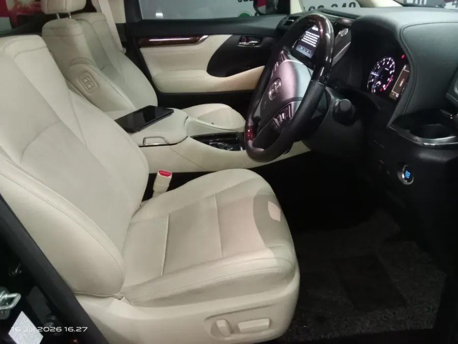 Foto Mobil Bekas Kabin Depan Toyota Alphard 2.5 G tahun 2023