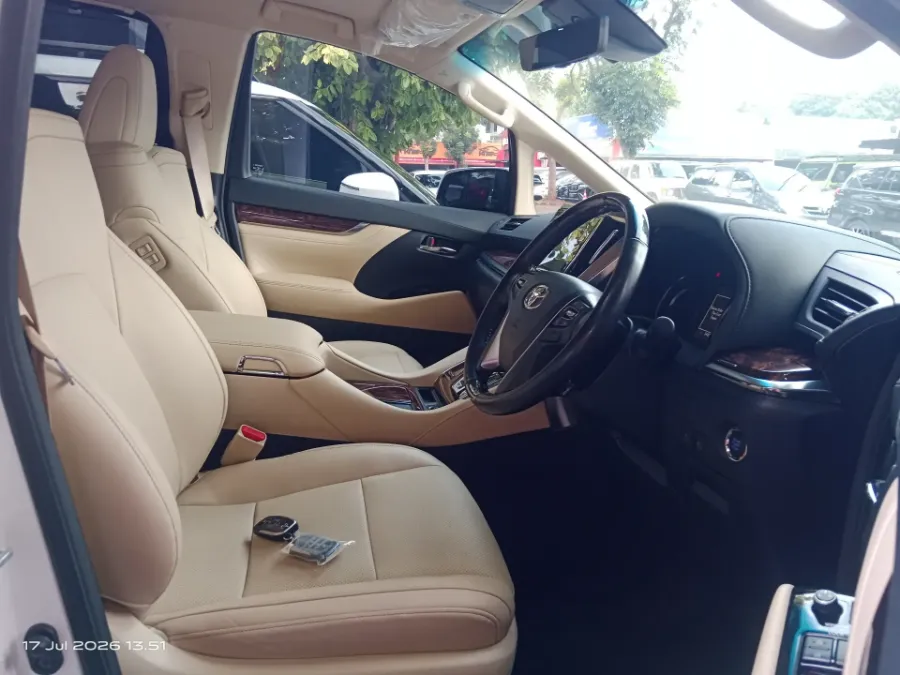 Foto Mobil Bekas Kabin Depan Toyota Alphard 2.5 G tahun 2023