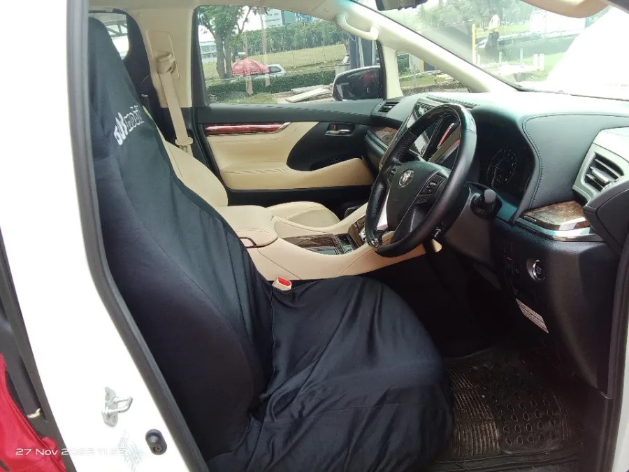 Foto Mobil Bekas Kabin Depan Toyota Alphard 2.5 G tahun 2023