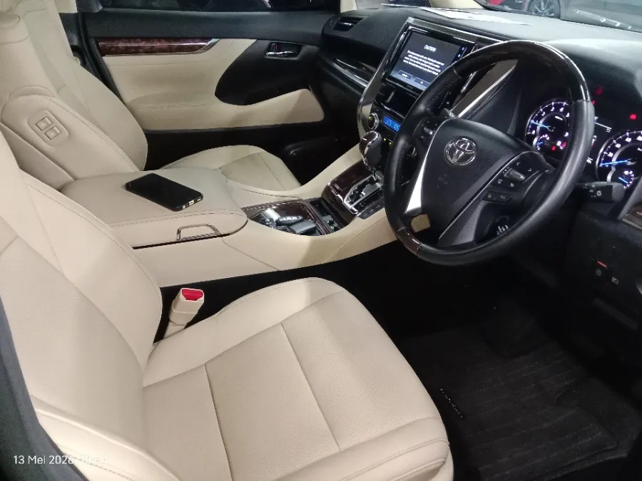 Foto Mobil Bekas Kabin Depan Toyota Alphard 2.5 G tahun 2023