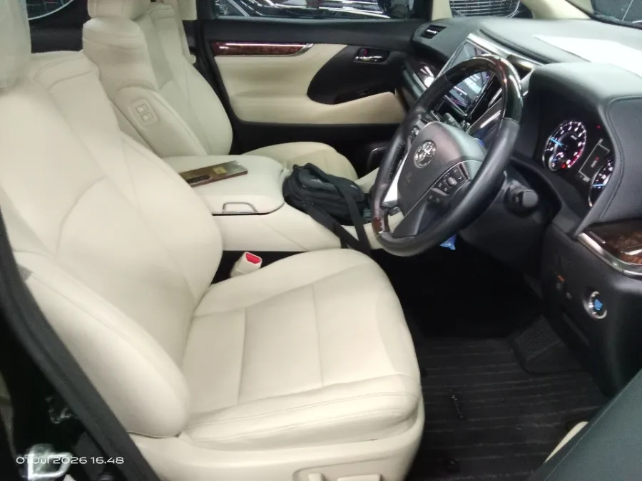Foto Mobil Bekas Kabin Depan Toyota Alphard 2.5 G tahun 2023