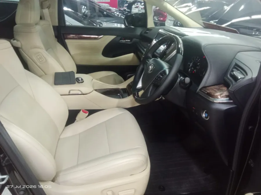 Foto Mobil Bekas Kabin Depan Toyota Alphard 2.5 G tahun 2023