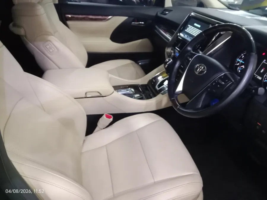 Foto Mobil Bekas Kabin Depan Toyota Alphard 2.5 G tahun 2023