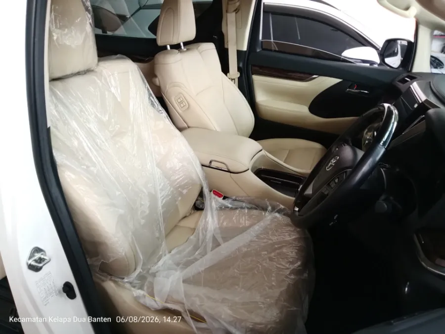 Foto Mobil Bekas Kabin Depan Toyota Alphard 2.5 G tahun 2023