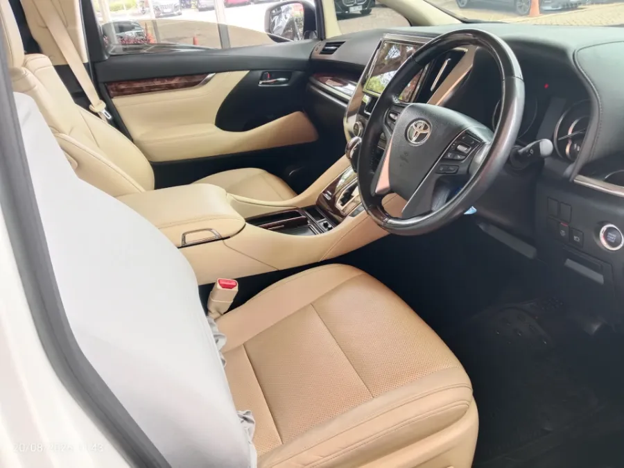 Foto Mobil Bekas Kabin Depan Toyota Alphard 2.5 G tahun 2023