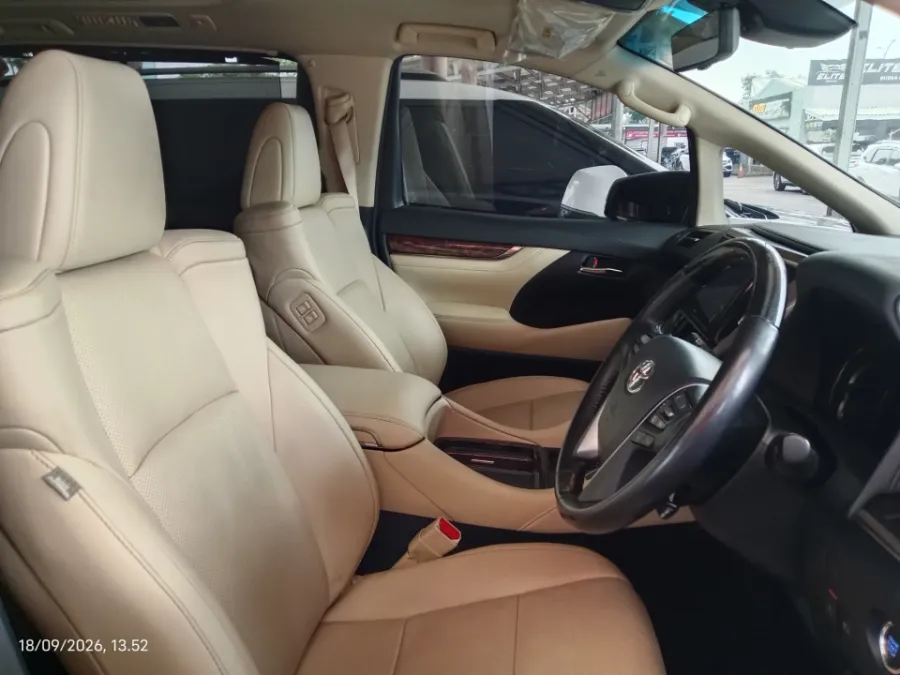 Foto Mobil Bekas Kabin Depan Toyota Alphard 2.5 G tahun 2023