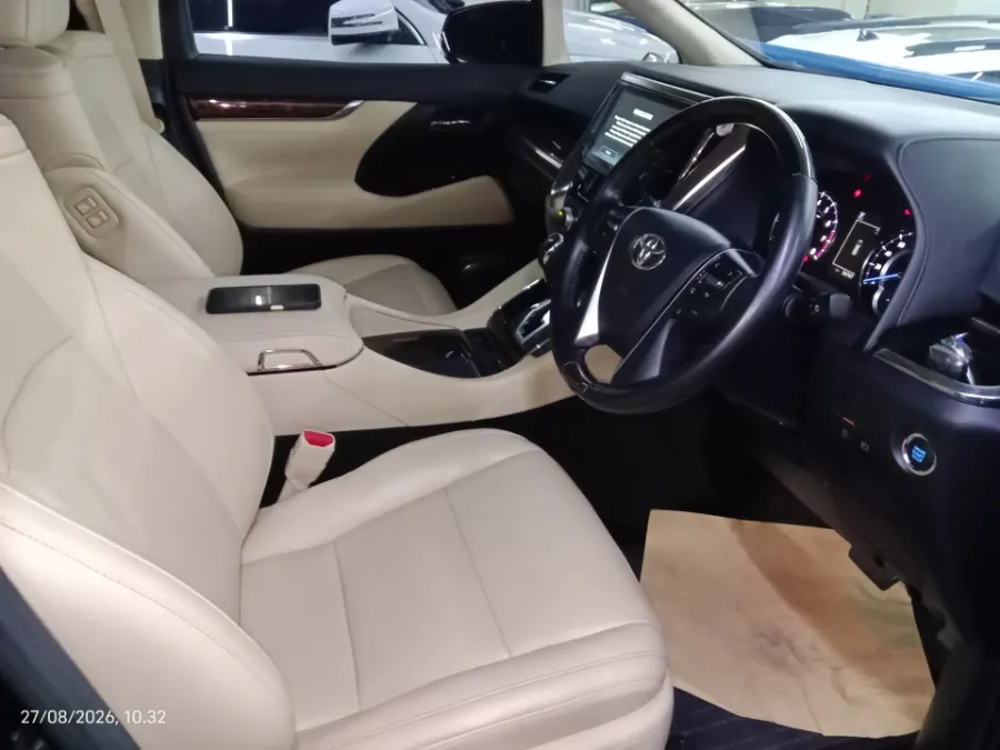 Foto Mobil Bekas Kabin Depan Toyota Alphard 2.5 G tahun 2023