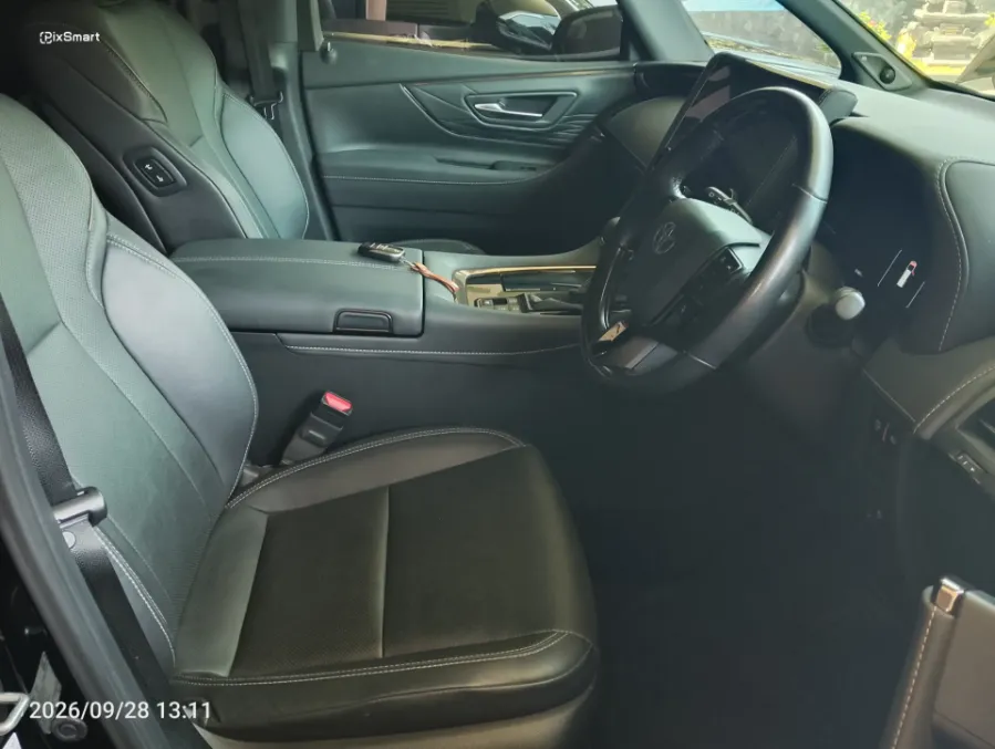 Foto Mobil Bekas Kabin Depan Toyota Alphard 2.5 G tahun 2023
