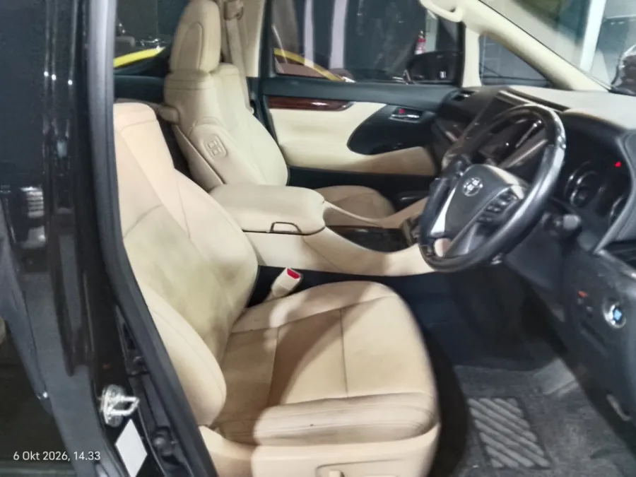 Foto Mobil Bekas Kabin Depan Toyota Alphard 2.5 G tahun 2023