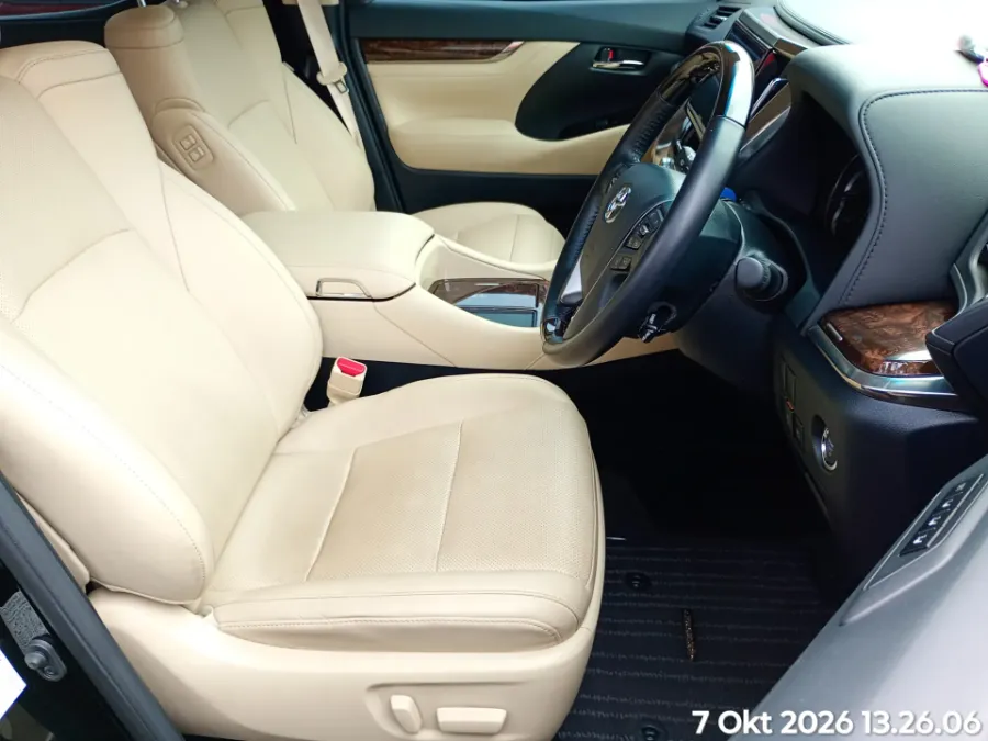 Foto Mobil Bekas Kabin Depan Toyota Alphard 2.5 G tahun 2023