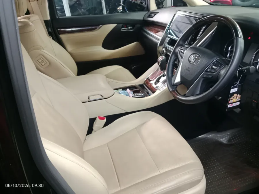 Foto Mobil Bekas Kabin Depan Toyota Alphard 2.5 G tahun 2023