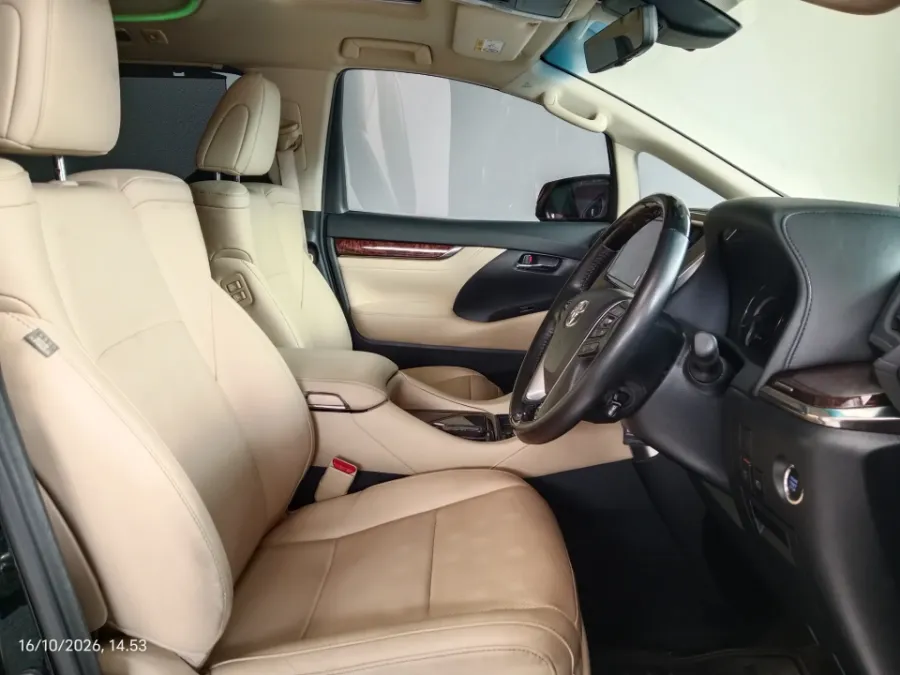 Foto Mobil Bekas Kabin Depan Toyota Alphard 2.5 G tahun 2023