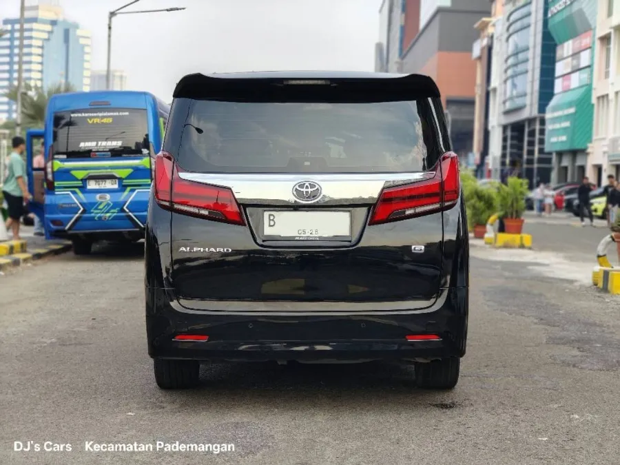 Foto Mobil Bekas Tampak Belakang Toyota Alphard 2.5 G tahun 2023