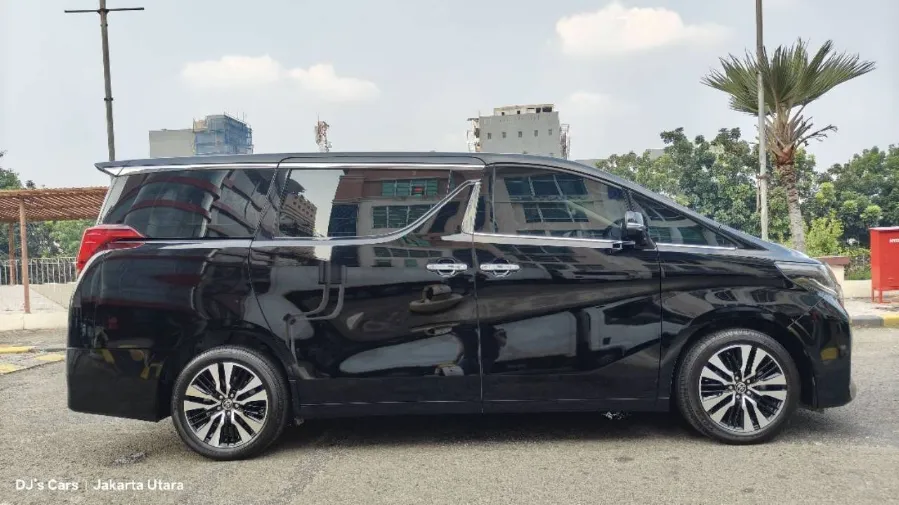 Foto Mobil Bekas Tampak Samping Toyota Alphard 2.5 G tahun 2023