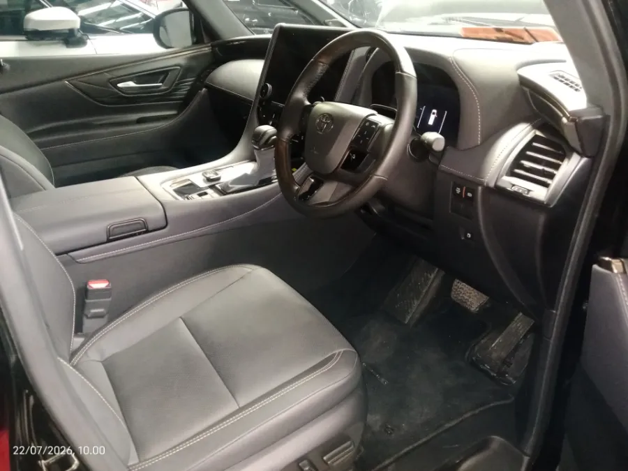 Foto Mobil Bekas Kabin Depan Toyota Alphard 2.5 G tahun 2024