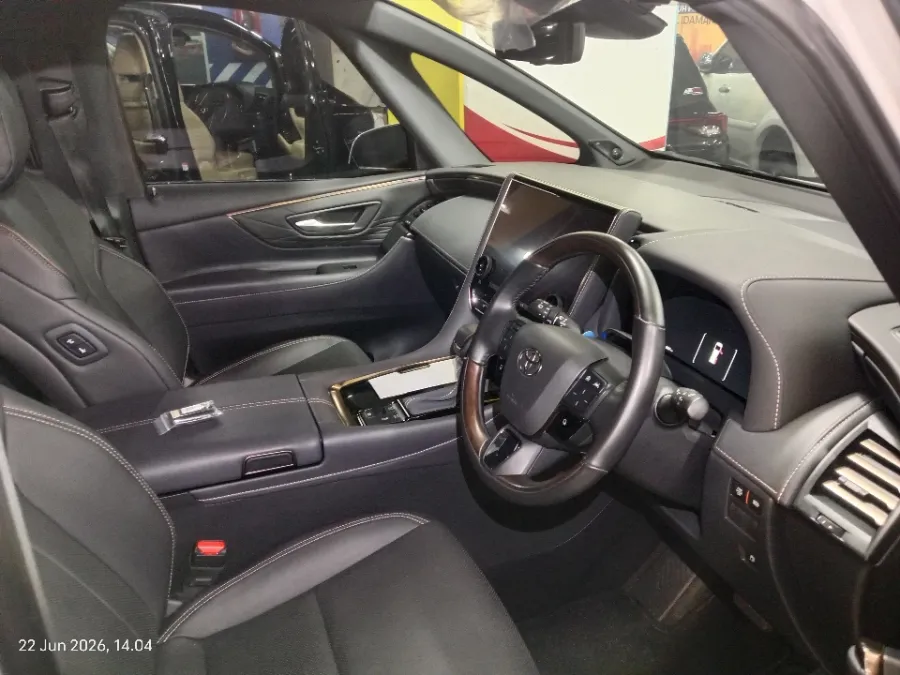 Foto Mobil Bekas Kabin Depan Toyota Alphard 2.5 G tahun 2024