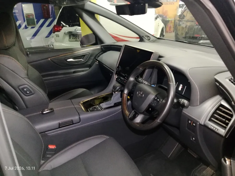 Foto Mobil Bekas Kabin Depan Toyota Alphard 2.5 G tahun 2024