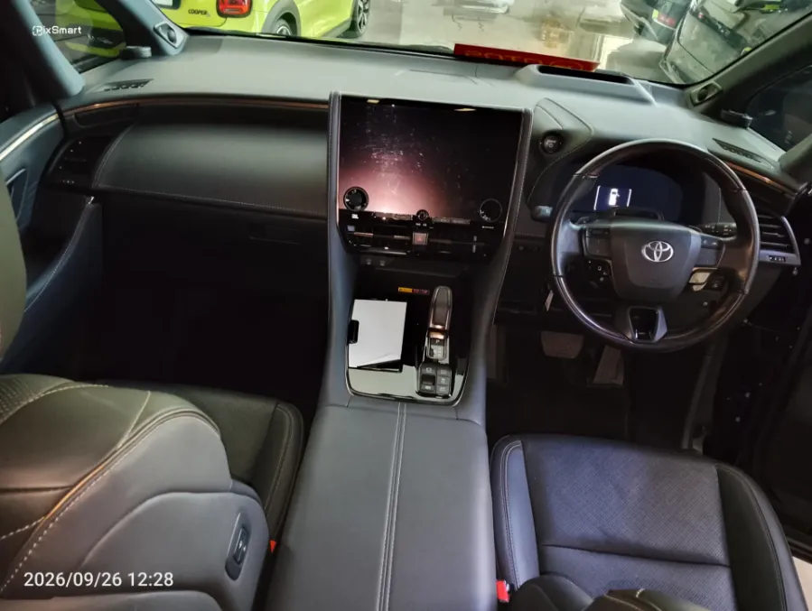 Foto Mobil Bekas Dashboard Toyota Alphard 2.5 HEV tahun 2024