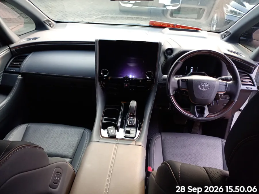 Foto Mobil Bekas Dashboard Toyota Alphard 2.5 HEV tahun 2024