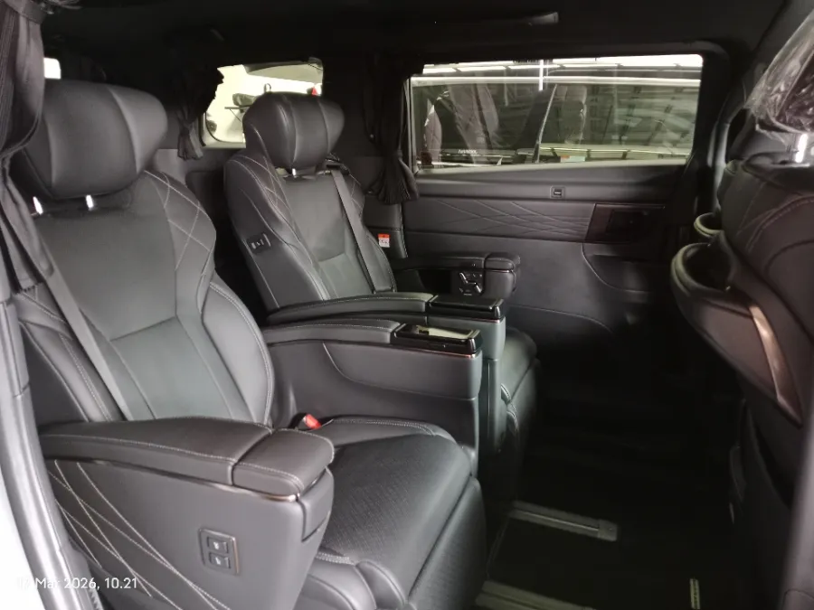 Foto Mobil Bekas Kabin Belakang Toyota Alphard 2.5 HEV tahun 2024