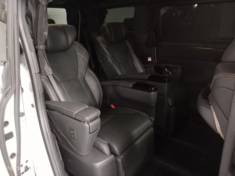 Foto Mobil Bekas Kabin Belakang Toyota Alphard 2.5 HEV tahun 2024
