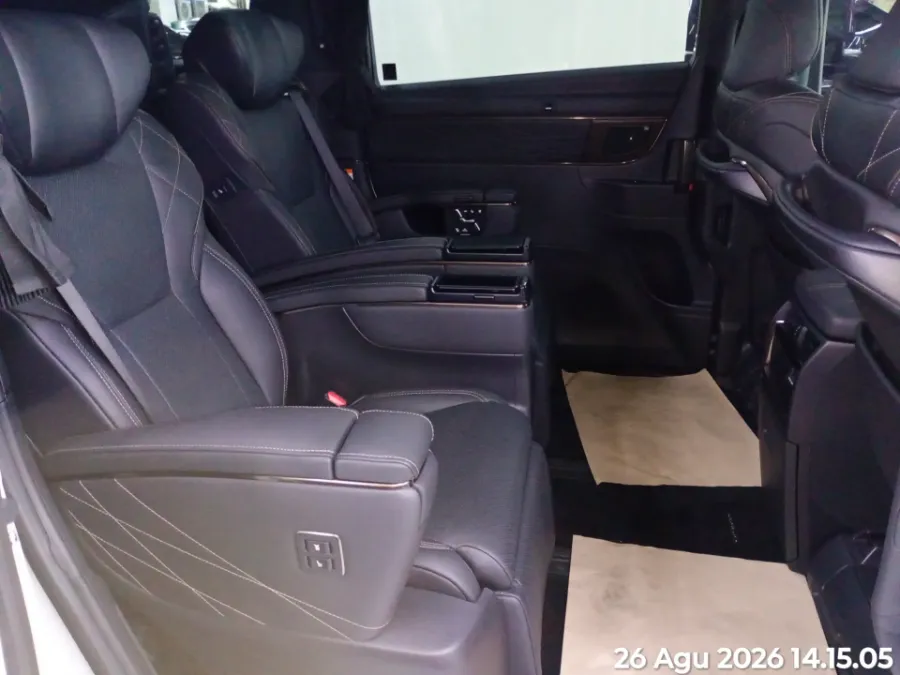 Foto Mobil Bekas Kabin Belakang Toyota Alphard 2.5 HEV tahun 2024