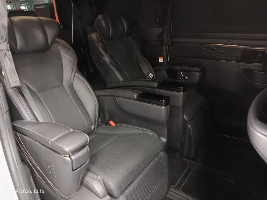Foto Mobil Bekas Kabin Belakang Toyota Alphard 2.5 HEV tahun 2024
