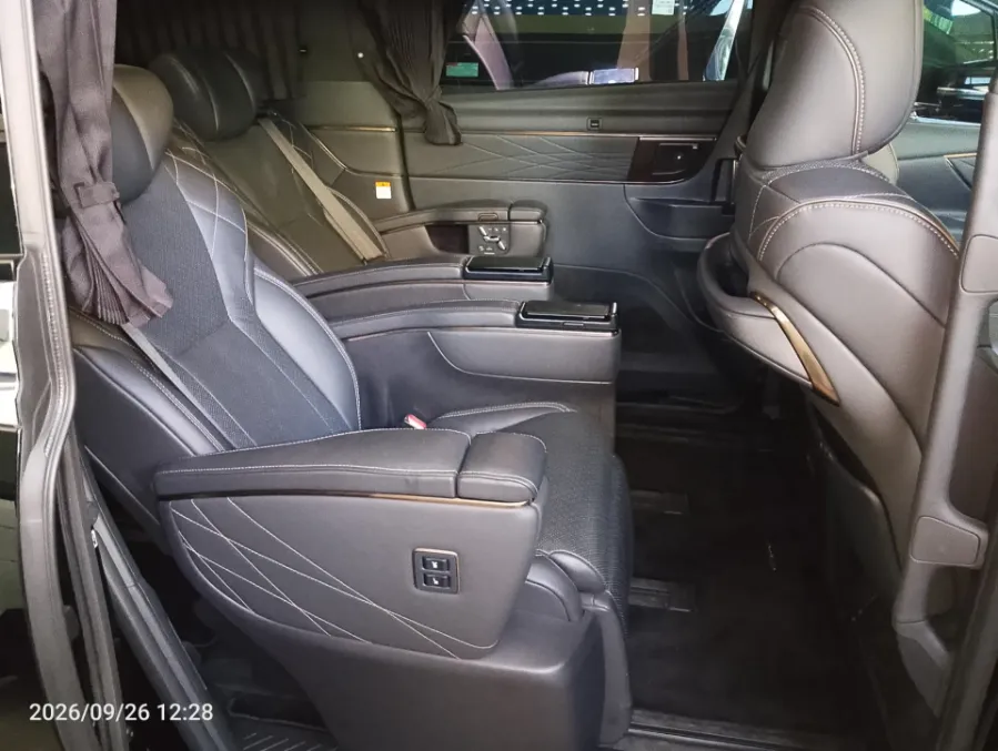 Foto Mobil Bekas Kabin Belakang Toyota Alphard 2.5 HEV tahun 2024