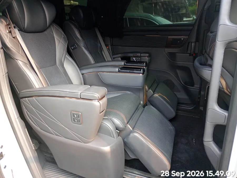Foto Mobil Bekas Kabin Belakang Toyota Alphard 2.5 HEV tahun 2024